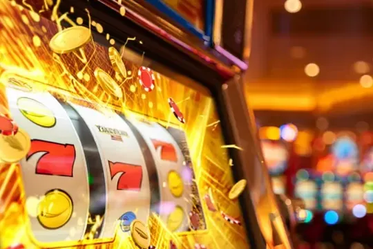 Bilinçli oyun: 777 sembollü parlayan slot makarası